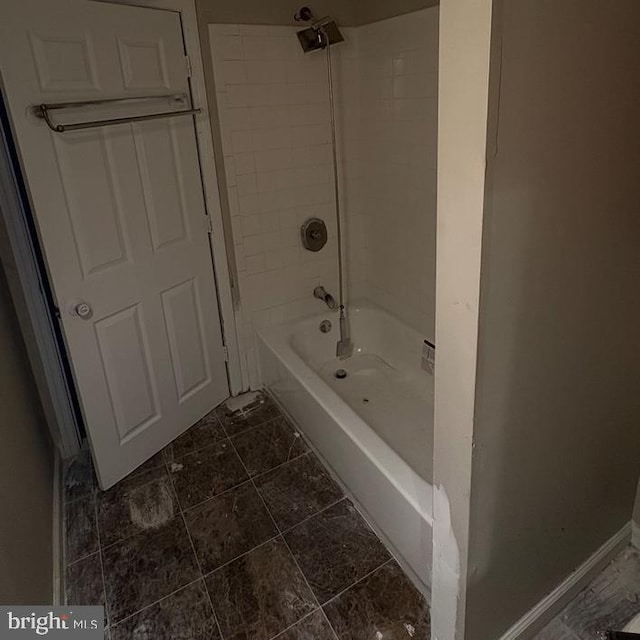 bathroom with tiled shower / bath