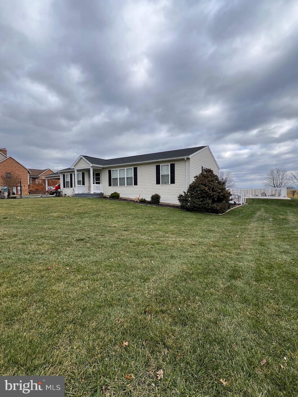 view of front facade with a front lawn