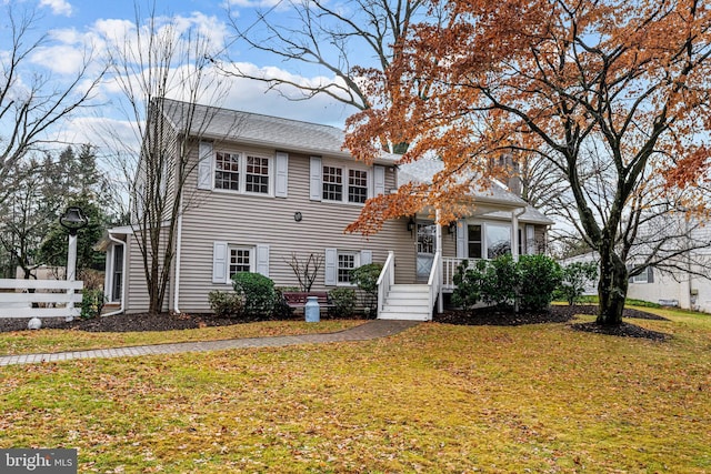 view of front of house featuring a front lawn