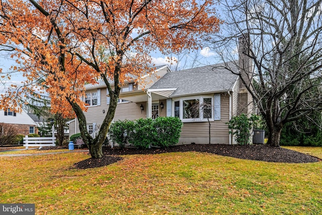 view of front of home featuring a front yard