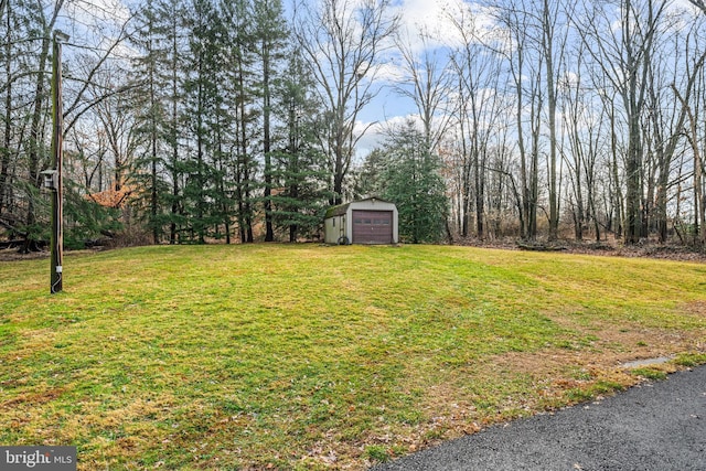 view of yard with an outbuilding and a garage