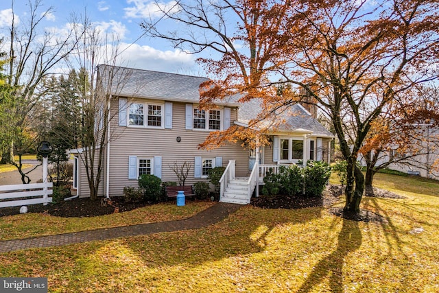 view of front of home featuring a front yard