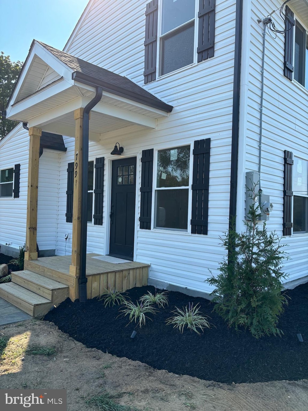 view of front facade featuring a porch