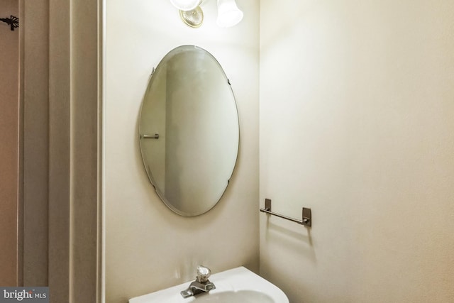 bathroom featuring sink