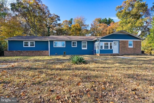 single story home featuring a front lawn