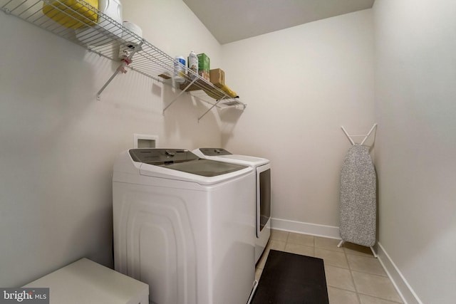 washroom featuring light tile patterned floors and independent washer and dryer