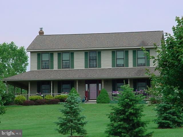 view of front facade featuring a front lawn