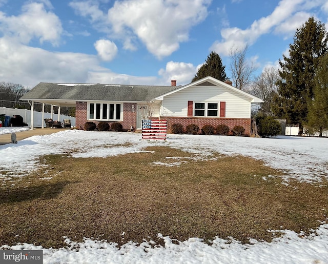 single story home featuring a lawn