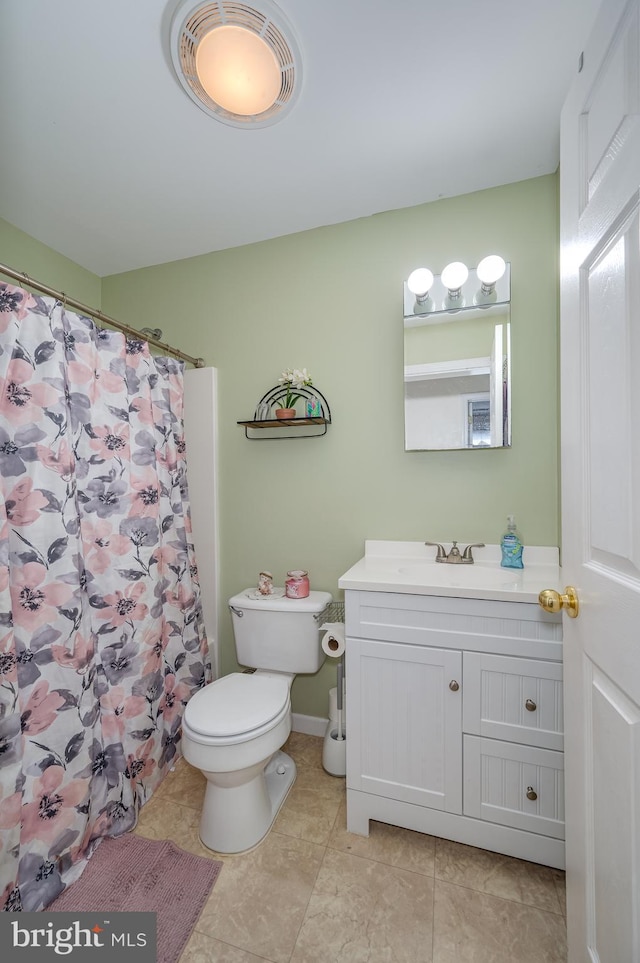 bathroom with vanity, toilet, and curtained shower