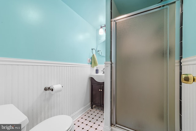 bathroom with walk in shower, lofted ceiling, vanity, and toilet