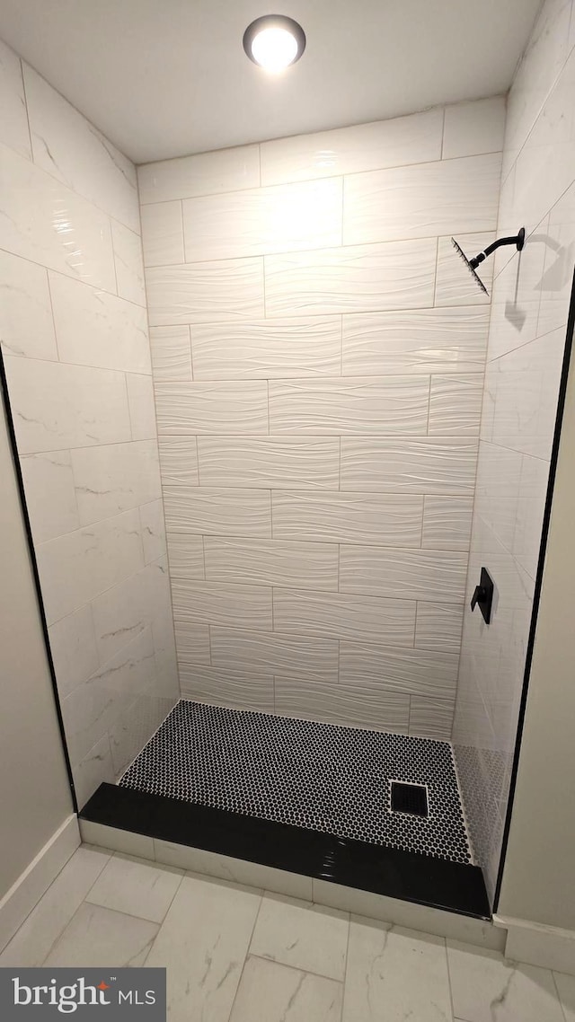 bathroom featuring tiled shower