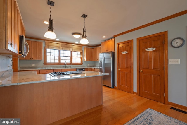 kitchen featuring kitchen peninsula, sink, stainless steel appliances, and light hardwood / wood-style flooring