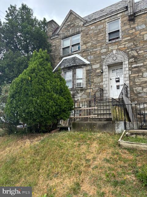 view of front of property featuring a front lawn