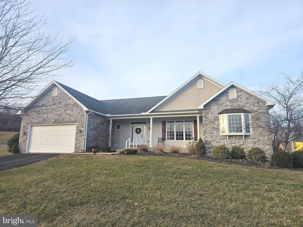 view of front facade featuring a front lawn and a garage