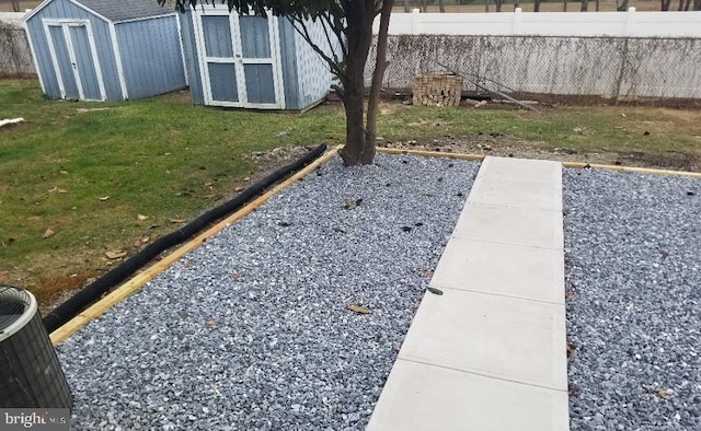 view of yard featuring a storage shed