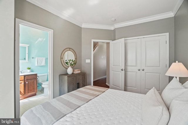 bedroom featuring crown molding, connected bathroom, and a closet