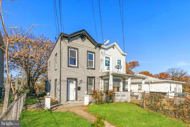 view of front of house featuring a front lawn