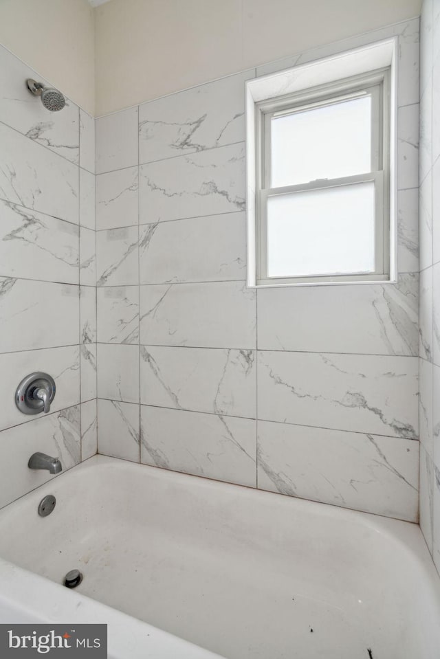 bathroom with tiled shower / bath combo