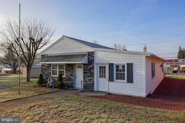 view of front of home featuring a front yard