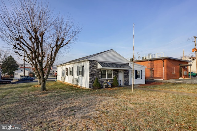 view of front facade featuring a front yard