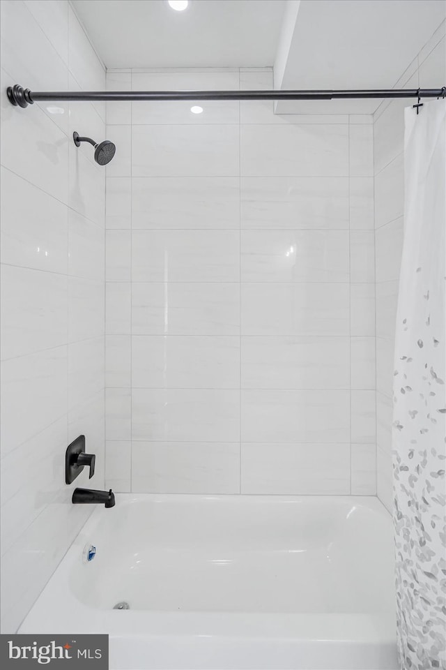 bathroom featuring shower / tub combo