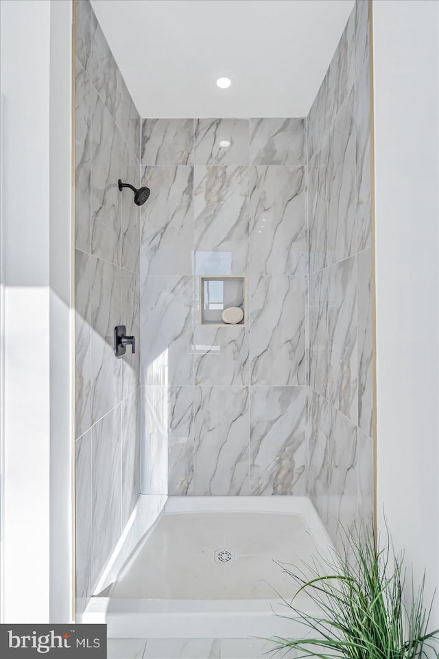 bathroom featuring a tile shower