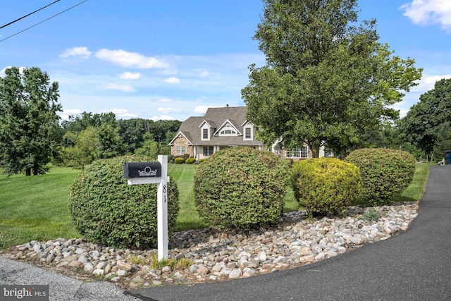 view of front facade featuring a front lawn