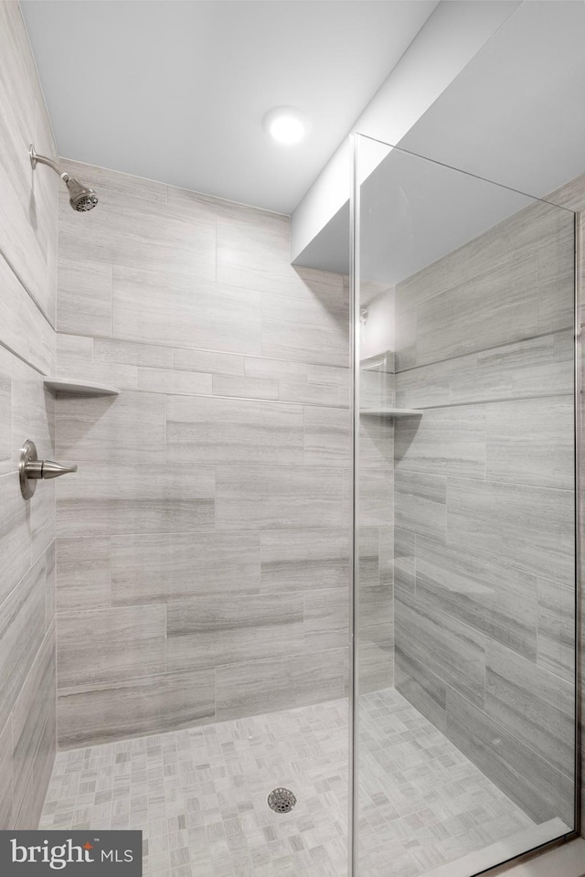 bathroom featuring a tile shower