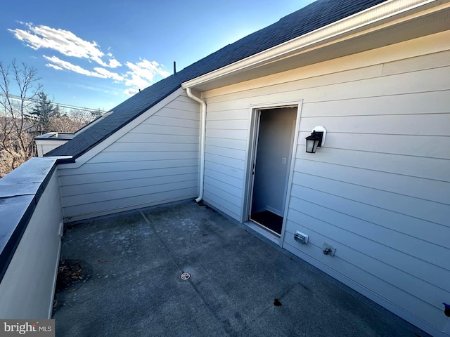 property entrance with a balcony