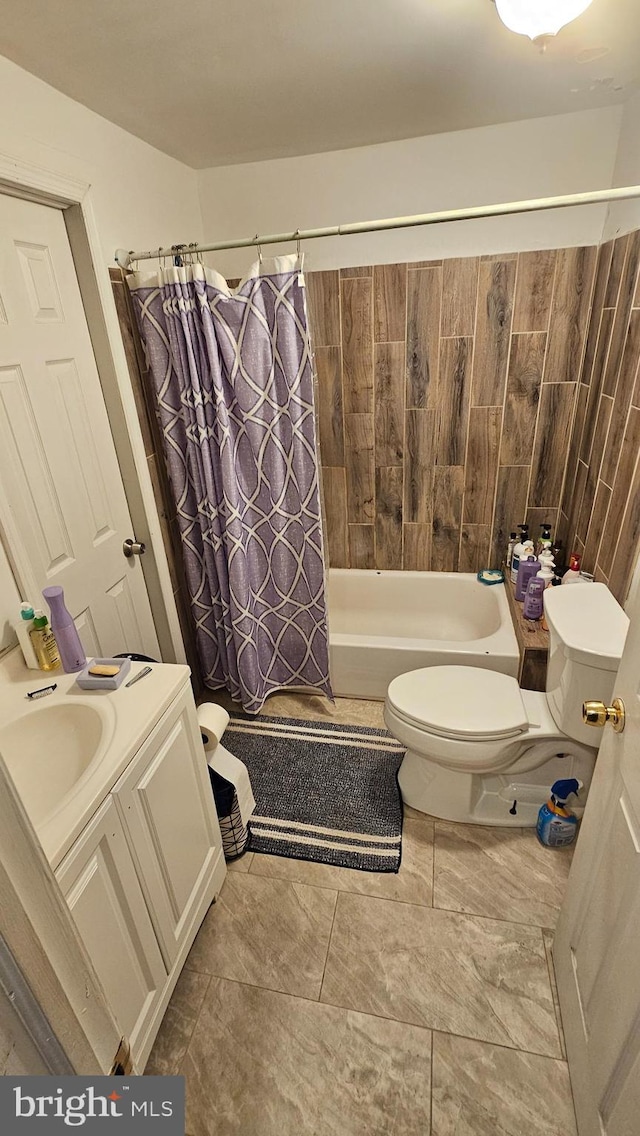 full bathroom featuring shower / bath combo with shower curtain, vanity, and toilet