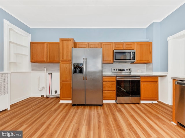 kitchen featuring decorative backsplash, stainless steel appliances, light hardwood / wood-style flooring, and ornamental molding