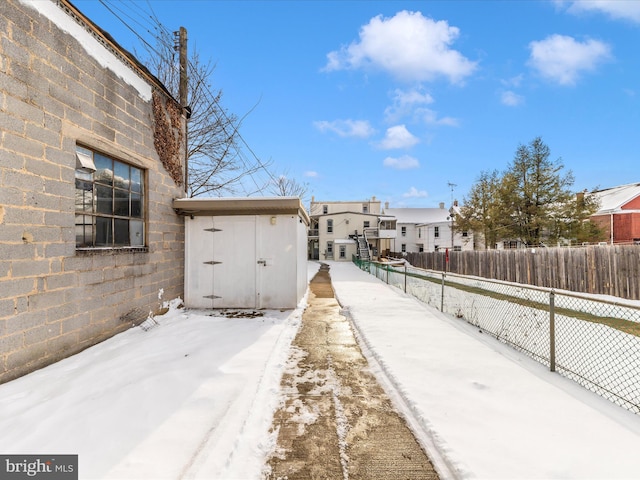 view of yard featuring a storage shed