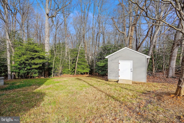 view of yard featuring a storage shed