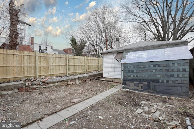 view of yard with a storage unit