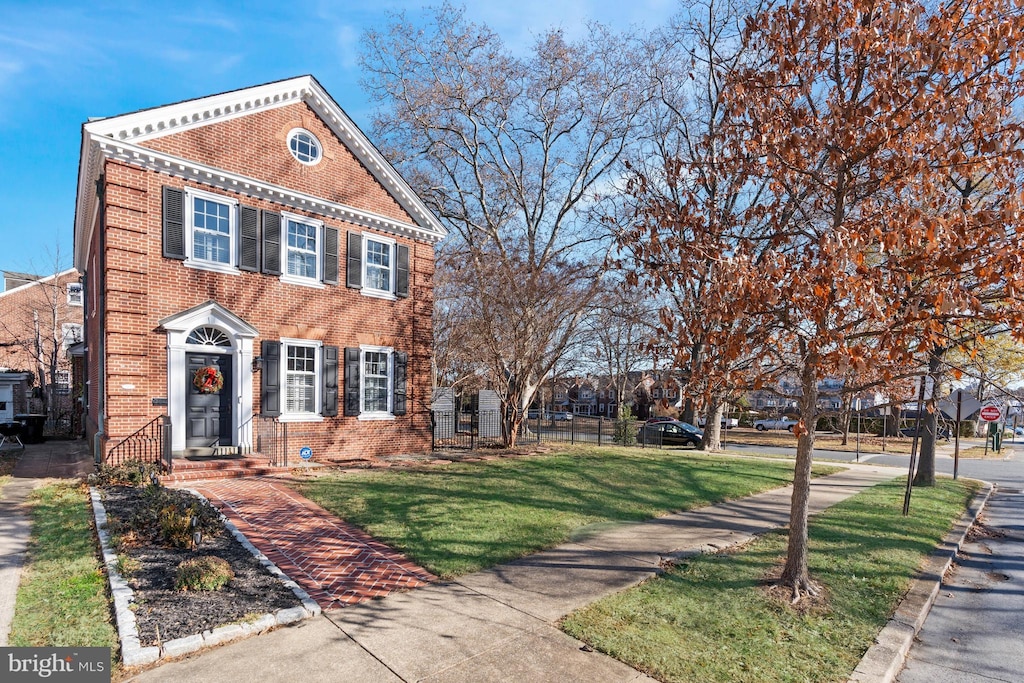 view of front facade featuring a front yard