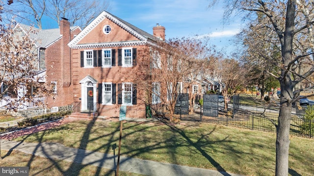 view of front facade featuring a front lawn