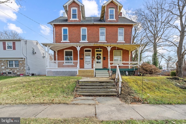 view of front facade featuring covered porch and a front lawn