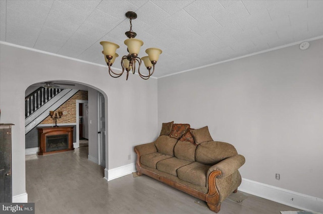 living room featuring crown molding and an inviting chandelier