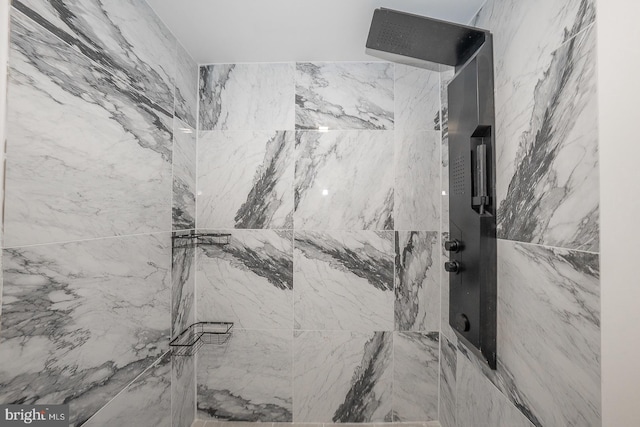 bathroom featuring tiled shower