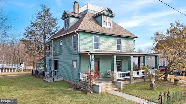 view of front facade featuring a porch and a front yard