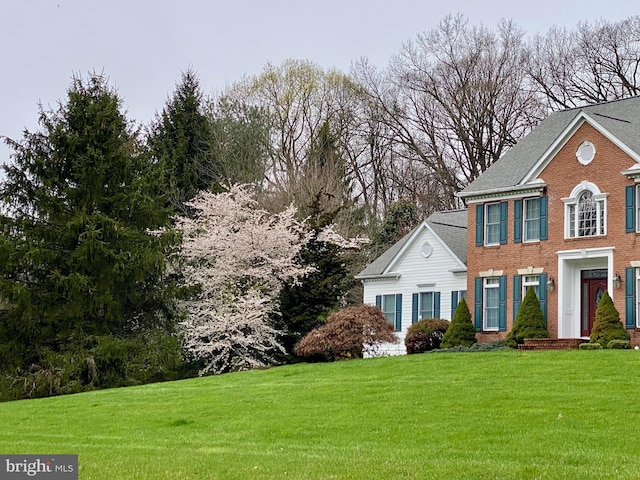 view of front of house with a front lawn