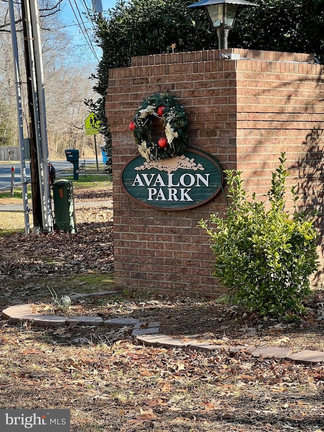 view of community / neighborhood sign