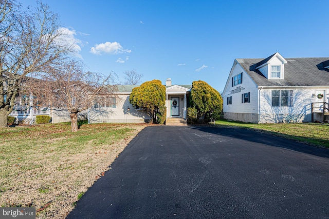 view of front of home featuring a front lawn