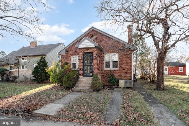 view of front of home featuring central air condition unit and a front lawn