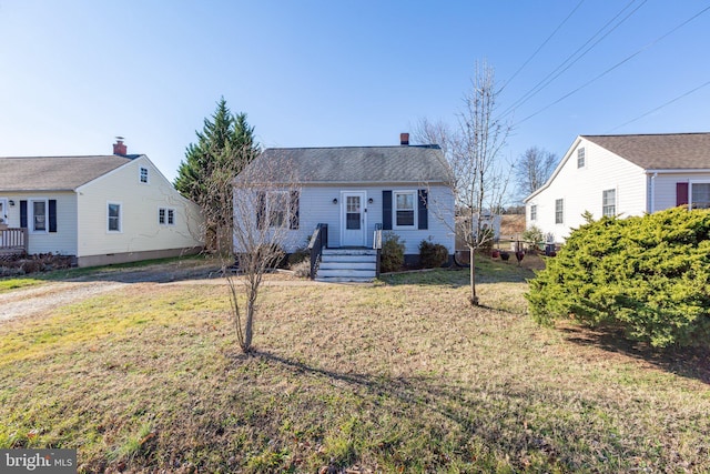 view of front of property featuring a front lawn