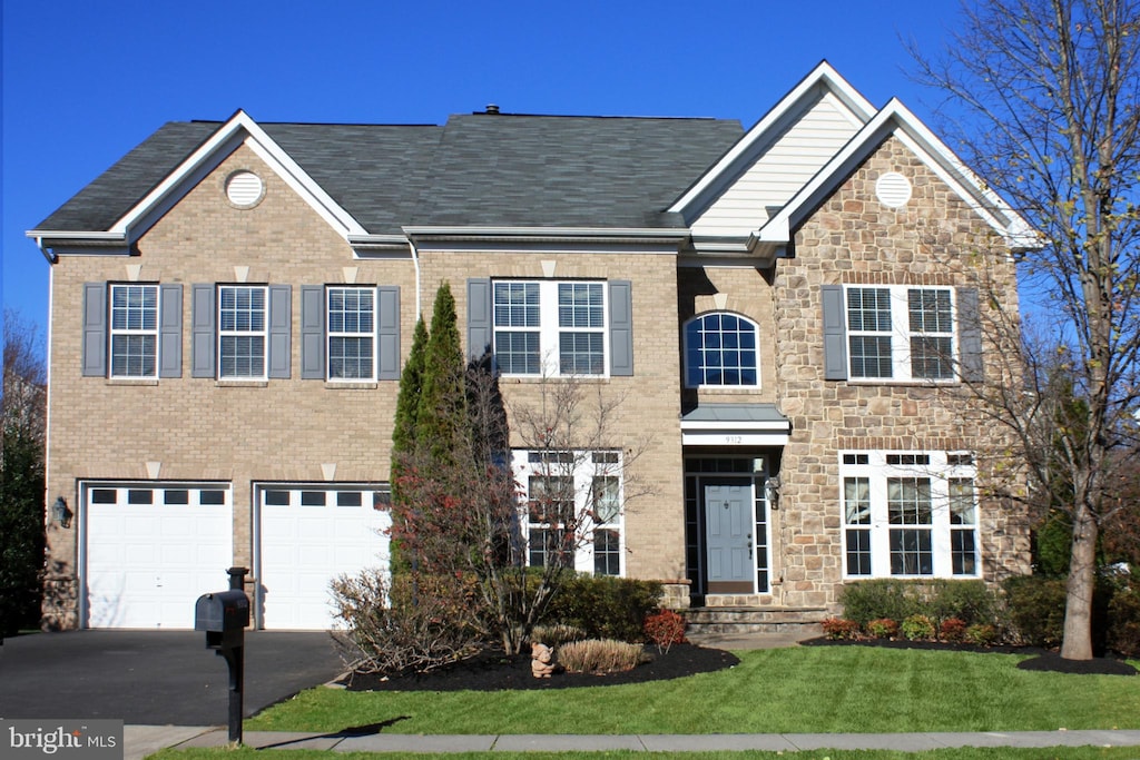 view of front facade featuring a garage and a front lawn