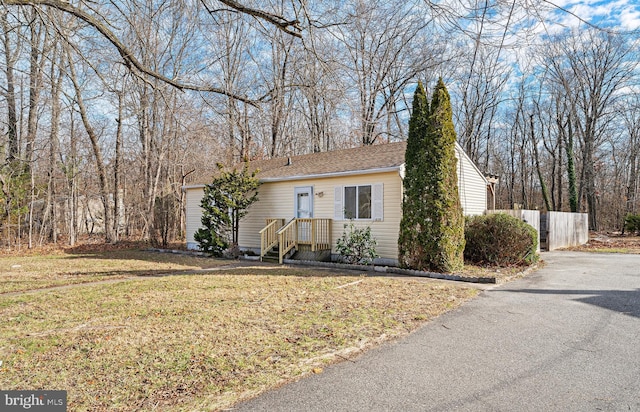 single story home featuring a front yard