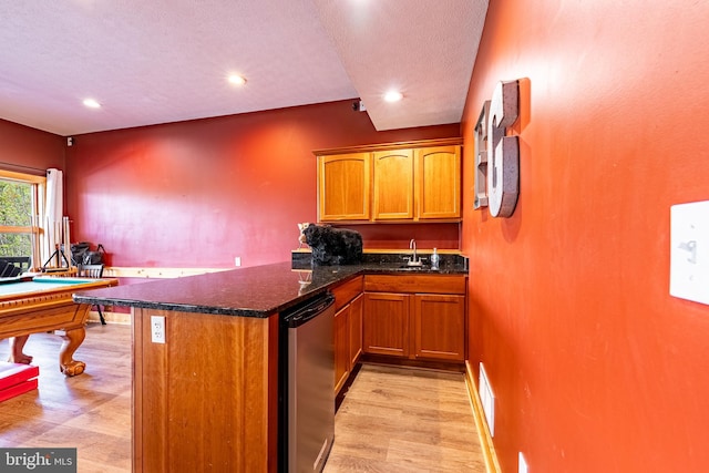 kitchen with kitchen peninsula, light hardwood / wood-style flooring, a textured ceiling, and billiards