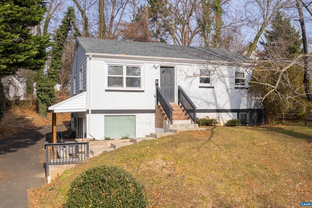 view of front facade featuring a front lawn and a garage