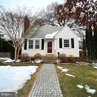 view of front of property featuring a lawn